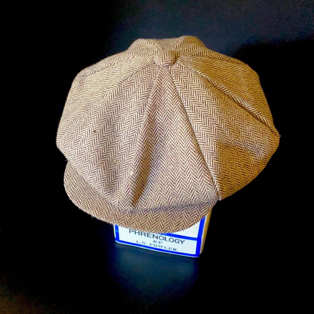 Men’s page boy hat in brown houndstooth.